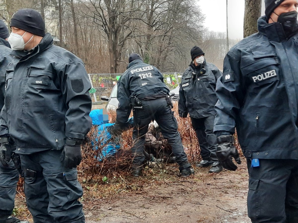 RadioFratz's tweet photo. [#Flensburg] Nach Auflösung der Kundgebung am ehemaligen #Bahnhofswald beschlagnahmte die Polizei gewaltvoll ein Transpi. Dabei kam es von Seiten der Polizei zu Schubsereien und Drohungen gegenüber der Teilnehmer*innen der @fff_flensburg Demonstration. https://t.co/bqI5PMwbDh