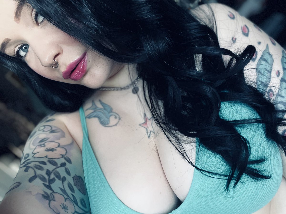 Einen schönen Sonntag wünsche ich dir ♥️

Möchtest du gern mehr sehen oder mit mir chatten? 😏
Folge mir gern hier ➡️ bestfans.com/kimberlykay