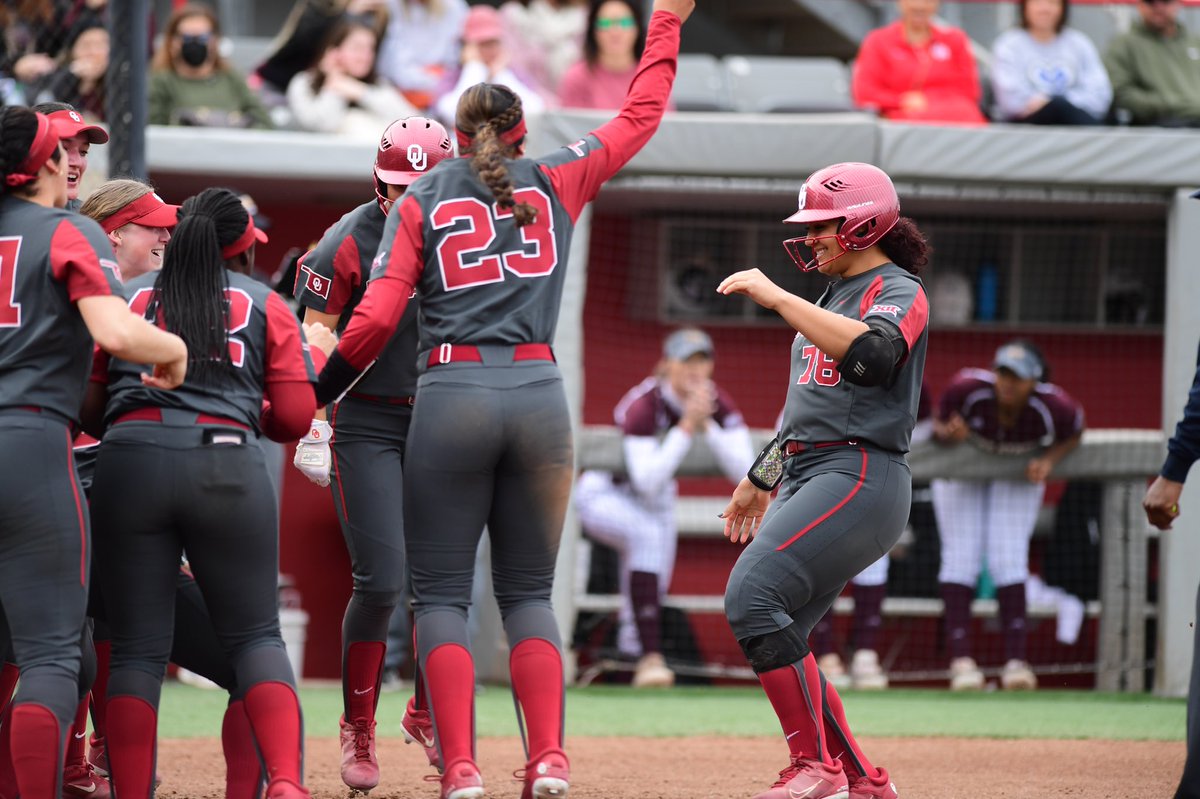 Hello History 🤙

#NCAASoftball x 📸 <a href="/OU_Softball/">Oklahoma Softball</a>