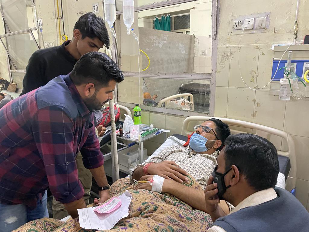 RavindraBhati__'s tweet photo. अभी SMS हॉस्पिटल जयपुर पहुँचकर RAS मुख्य परीक्षा की तिथि आगे बढ़ाने को लेकर चल रहे आंदोलन के दौरान भूख-हड़ताल के कारण अस्पताल में भर्ती अभ्यर्थियों से मुलाक़ात की और उनकी कुशलक्षेम पूछी।

@VasundharaBJP 
@ashokgehlot51 

#RASMAINSPOSTPINE https://t.co/Yu2nE175Pl