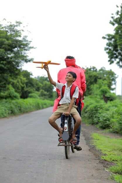 yadavakhilesh's tweet photo. खेत और किसान को जोड़ कर उसकी समृद्धि की नींव रखती है, हमारी साइकल,

सामाजिक बंधनों को तोड़ बिटिया को स्कूल छोड़ती है, हमारी साइकल

महंगाई का उसपर असर नहीं, वो सरपट दौड़ती है, हमारी साइकल,

साइकल आम जनों का विमान है, ग्रामीण भारत का अभिमान है, साइकल का अपमान पूरे देश का अपमान है। https://t.co/Nf1Bq2XtjE