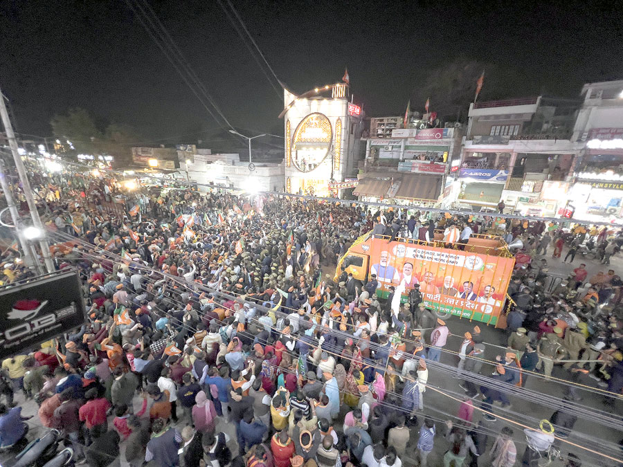 श्रद्धेय अटल जी एवं स्व. लालजी टंडन 'बाबू जी' की स्मृतियों को संजोए लखनऊ में उमड़ा ये ऐतिहासिक जन सैलाब भाजपा की प्रचंड विजय का उद्घोष है।

यहां 'चप्पा-चप्पा भाजपा' है...

धन्यवाद मेरे लखनऊ!