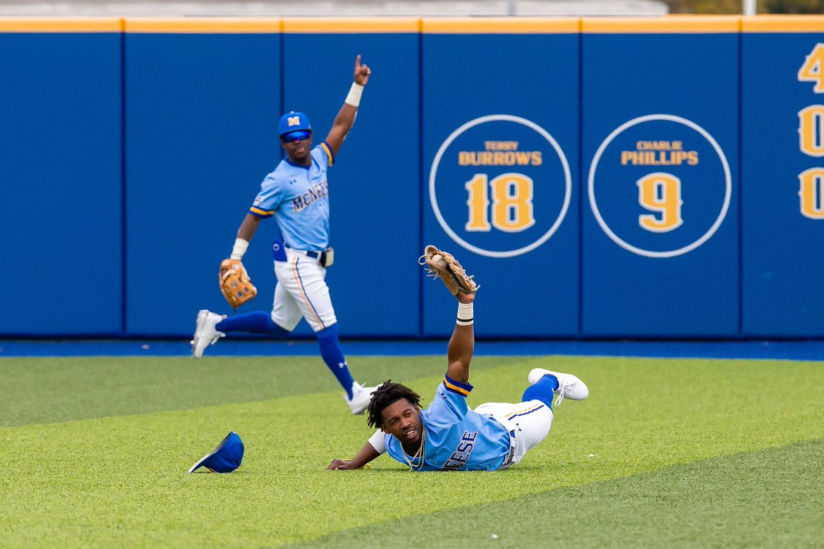 WHAT. A. CATCH. 🤯

#NCAABaseball x 📸 <a href="/McNeeseBaseball/">McNeese Baseball</a>