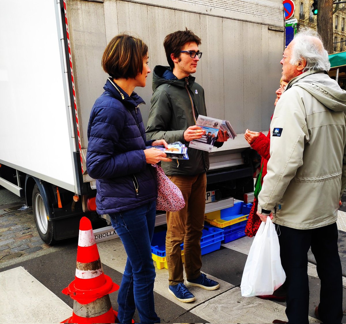 FranckLC's tweet photo. Avec @ReconqueteXiv - @ReconqueteParis on termine la semaine comme on l'a commencée, sur le terrain au contact des habitants du #14e. Des #Quatorziens de plus en plus séduits par les propositions de @ZemmourEric - @Reconquete2022 !
#Zemmour2emeTour 
#ZemmourPrésident https://t.co/25fD6jESxd