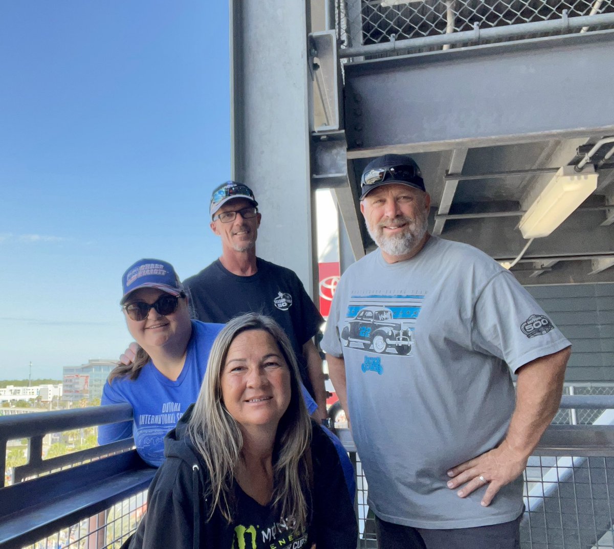amynaeterscott's tweet photo. Having a blast at the #DAYTONA500 #nascar @DAYTONA https://t.co/He6f2h73ME
