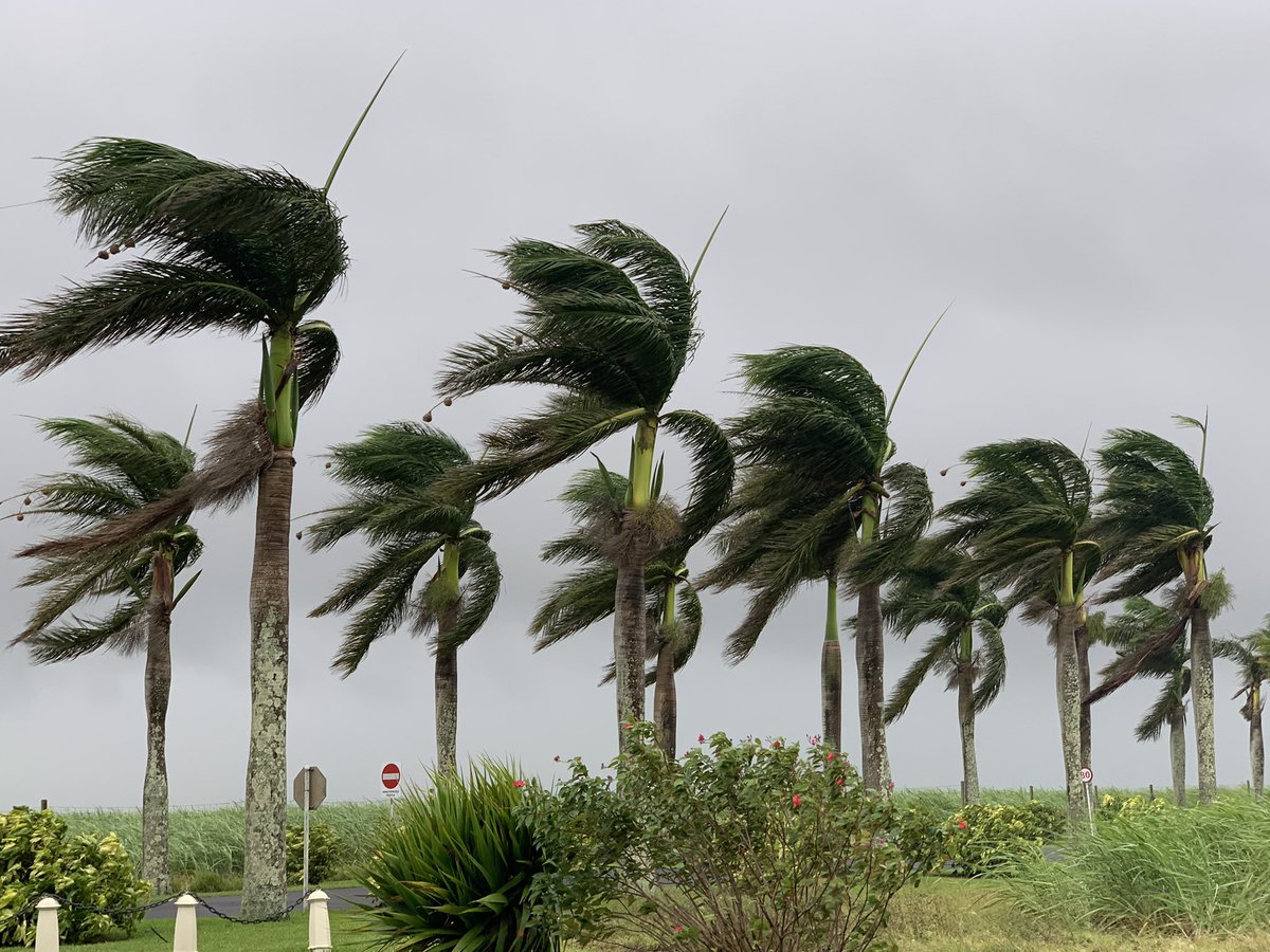 phenomene83's tweet photo. Cyclone warning class IV #Emnati #500pxrtg #Mauritius #NaturePhotography #SunsetLovers #landscapephotography #PhotoOfTheDay #ThePhotoHour #StormHour @ThePhotoHour @StormHour @EarthandClouds2 @FloridianCreat1 @FLskygazer @bbcweather @weatherupdate https://t.co/b9yloYI7w5