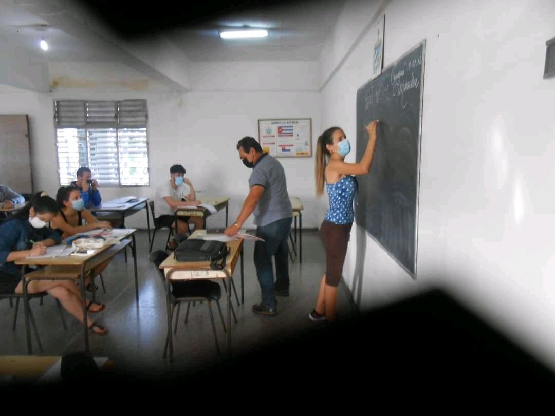 elsa_ena's tweet photo. Los estudiantes de duodécimo grado no escatiman tiempo en su preparación para los exámenes de ingreso. En la foto alumnos del IPU José Martí de Camajuaní.Éxitos. #CubaEduca #SomosCuba #SomosRevolución @PresidenciaCuba https://t.co/JGI38iZc3X