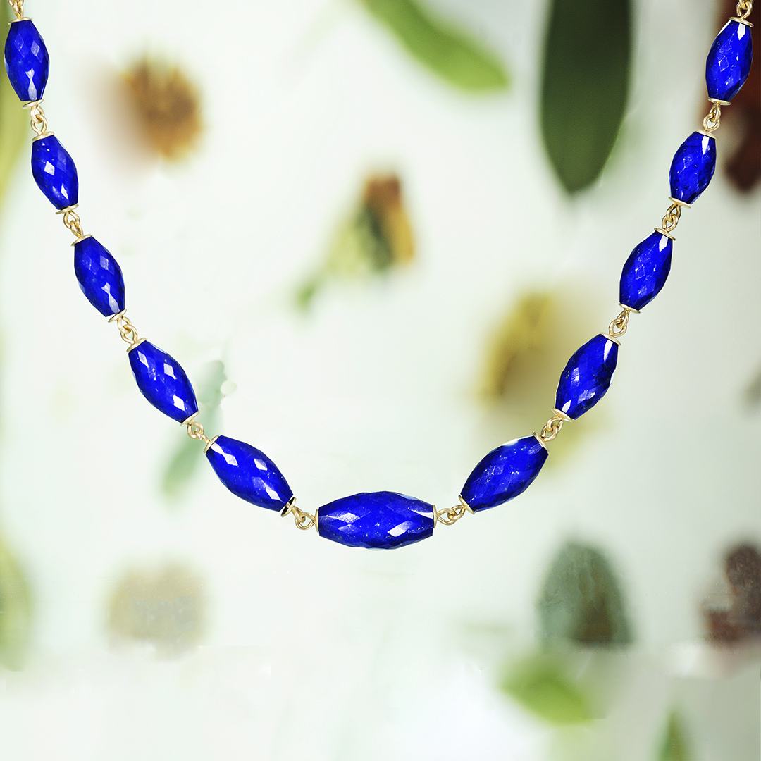 meandrojewelry's tweet photo. Deep blues and golden veins sparkle in these faceted beads, capped in gold and hand looped together on gold wire.
#faceted #lapis #bead #chain #18kgold #vibrant #blues #stoneofwisdom #naturalbeauty #meandrojewelry https://t.co/Qb2SsmSVAA