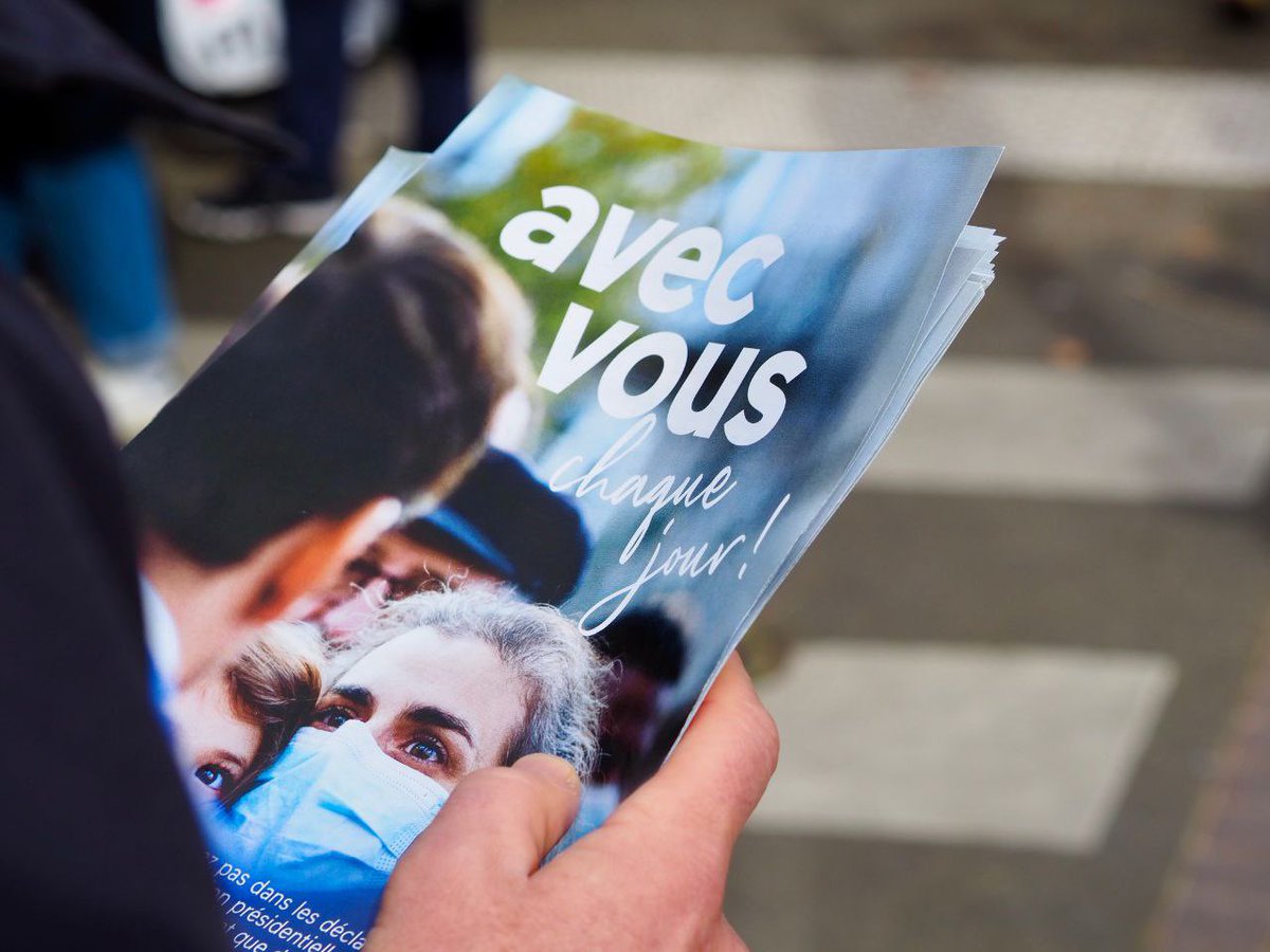 ModemCourbevoie's tweet photo. #AvecVous et #PourVous #ChaqueJour !
Ce matin à #Courbevoie, de beaux échanges avec les habitants pour rappeler le bilan du Président de la République, du gouvernement et de toute la #MajoritePresidentielle et évoquer les priorités pour un second quinquennat. https://t.co/p2nNjmLMjU