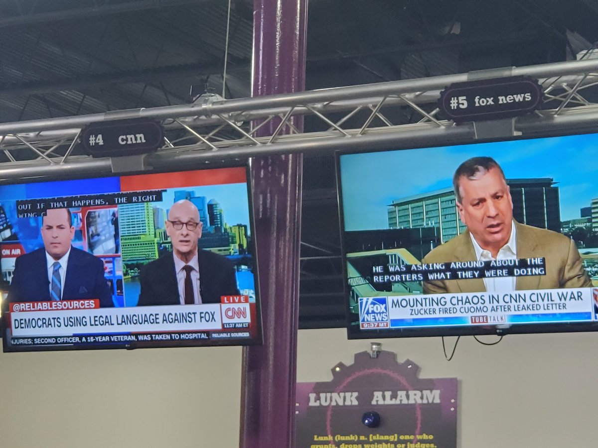 Magmaster12's tweet image. Right now both news channels are actively shitting on eachother, aren't they supposed to be reporting actual news and not news about other news