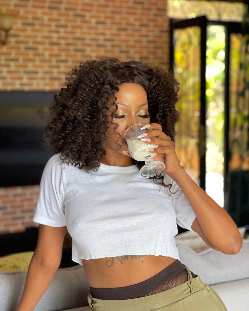 Ksheebah1's tweet photo. Here enjoying my @jesadairy low fat milk π₯how is your Sunday evening ?
#JesaJevolution #AuntyJesa #JesaDairy https://t.co/sPSXFrZXLA