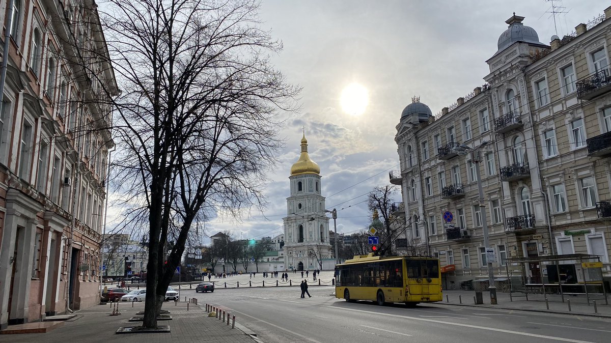 olex_scherba's tweet photo. Kyiv is calm. No panic whatsoever. Banks, groceries, gas stations. Nothing out of the ordinary. 
#StandWithUkraine https://t.co/fwlxaWtuI7