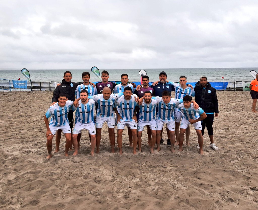 RacingManiacos's tweet photo. ¡Atención! 👇
#Racing se consagró campeón de la Liga Nacional de Fútbol Playa 🏆
👉 La Academia se impuso 3-1 sobre #Citrex en los penales, tras un empate 4-4, y se quedó con el título.
¡Felicitaciones, @RacingFutPlaya! 👏 https://t.co/0q65pQT7Es