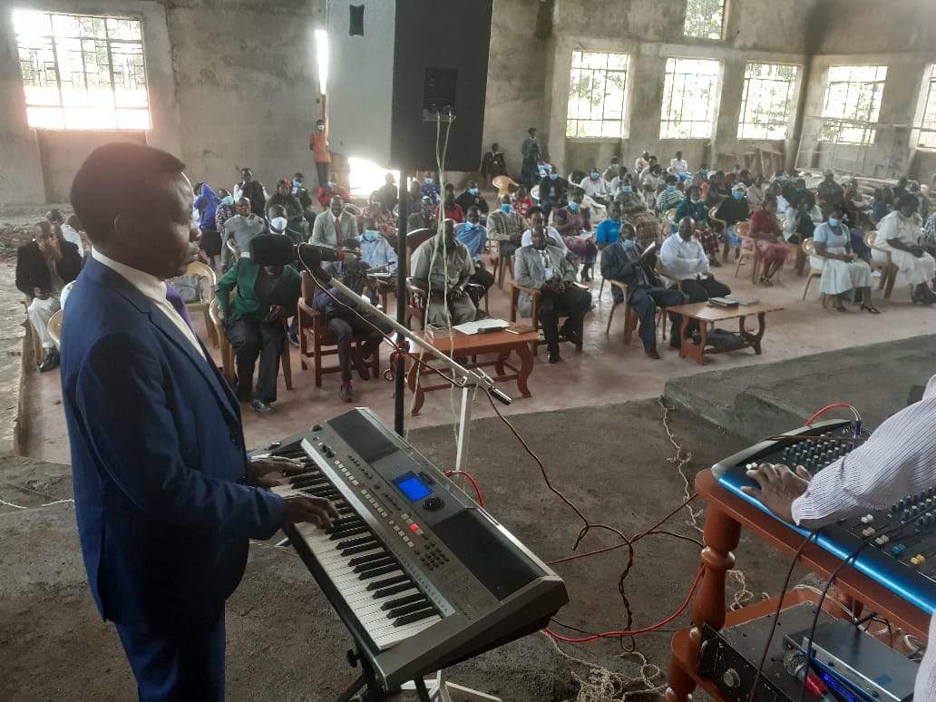 THE SINGING PRESIDENT- Presidential aspirant @ReubenKigame leads a music session at Kerwa Revival Centre Kikuyu Constituency, Kiambu County. RK, who can speak several Kenyan languages, sent the congregation into rapturous joy by singing several songs, including hymns, in Kikuyu.