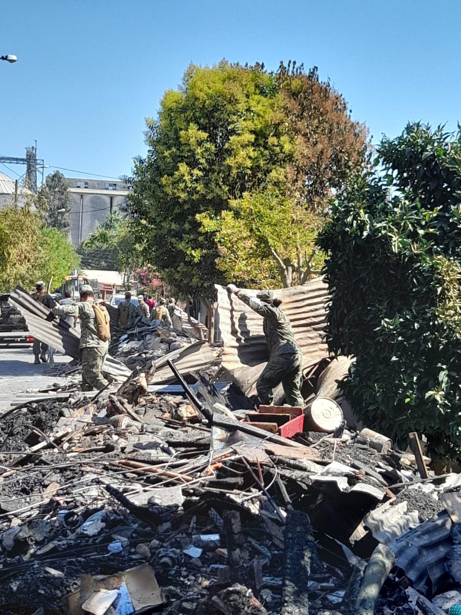 RicardoGuzman's tweet photo. Gran trabajo y ayuda de @Ejercito_Chile con su Regimiento Colchagua, más de 80 funcionarios colaboraron en la remoción de escombros que ya permiten tener absolutamente despejado la calle y las viviendas del incendio de #SanFernando https://t.co/N3w4haj3jn