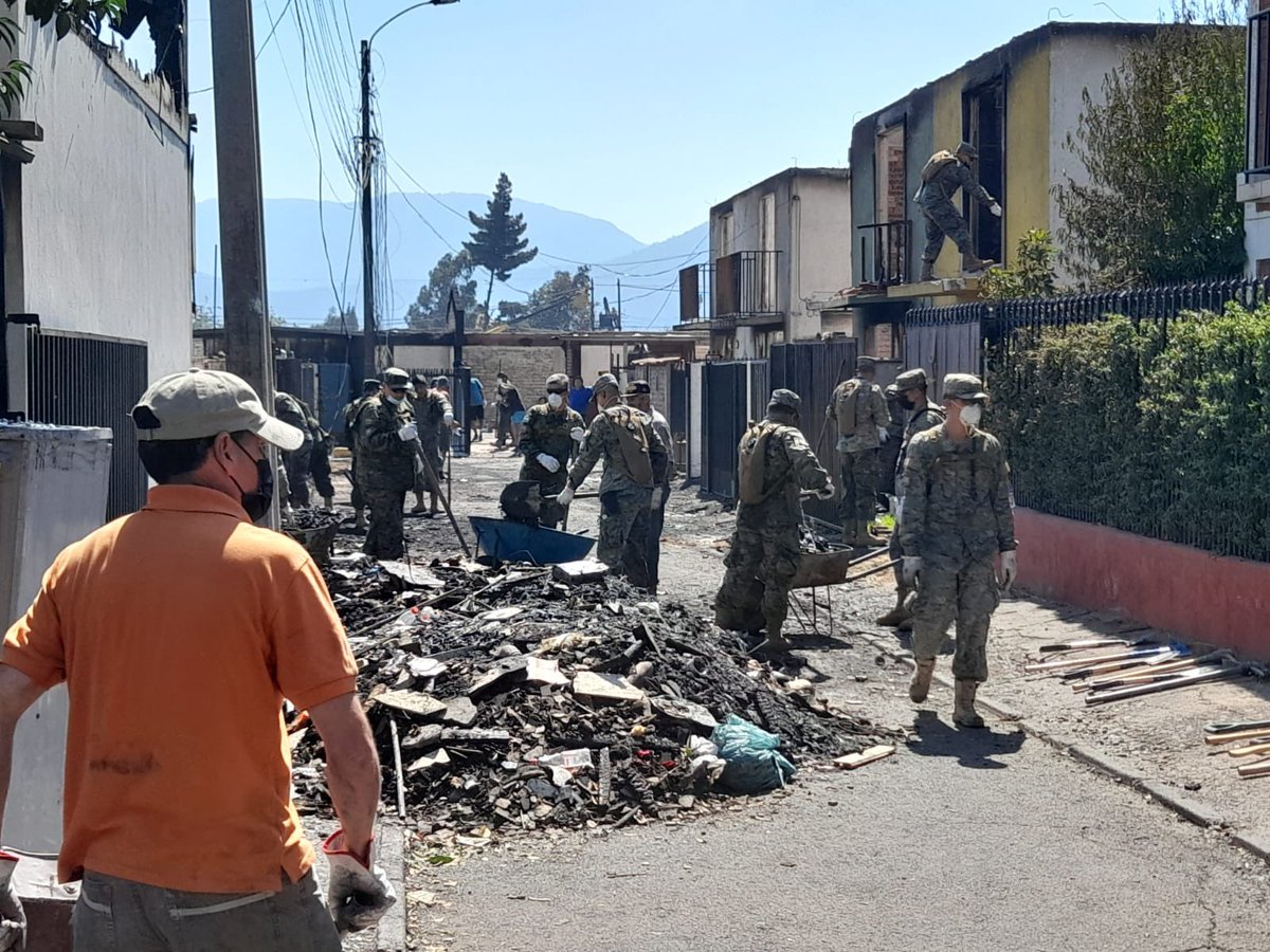 Gran trabajo y ayuda de <a href="/Ejercito_Chile/">Ejército de Chile</a> con su Regimiento Colchagua, más de 80 funcionarios colaboraron en la remoción de escombros que ya permiten tener absolutamente despejado la calle y las viviendas del incendio de #SanFernando