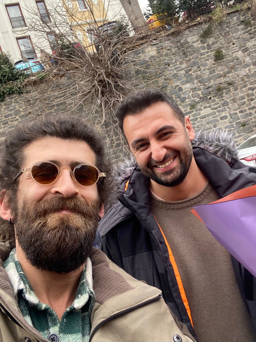 BansheeMerry's tweet photo. Verdiğim telefonla Pınar’la beni çekmek yerine kendini çeken set çalışanları @pinardeniz12 #yargı https://t.co/9uodBBNleZ