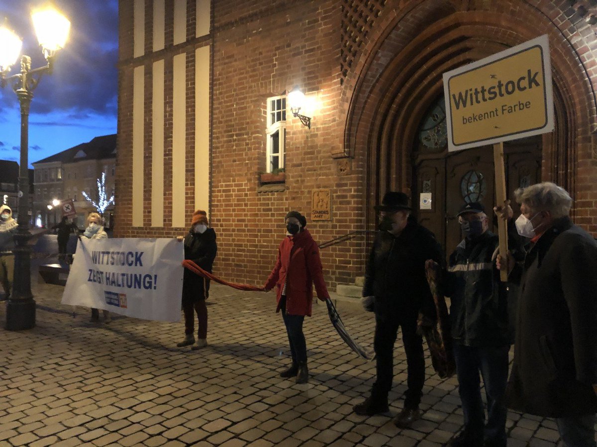 ab_brandenburg's tweet photo. An insgesamt 15 Orten in #Brandenburg gab es gestern @zeigthaltung Aktionen: Kundgebungen, Menschenketten, Banneraktionen, Mahnwachen mit teilweise mehreren hundert Menschen. Einiges musste verschoben werden. Es ist beeindruckend, was alles so kurzfristig geschafft wurde! #bb1902 https://t.co/Eo6XtdbA7R