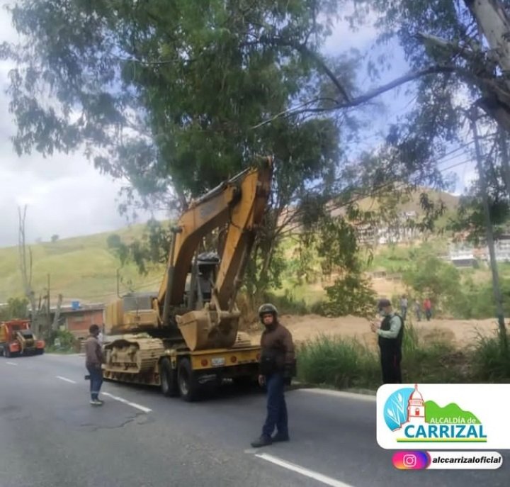 Alc_Carrizal's tweet photo. Alcaldía de Carrizal apoyó a Hidrocapital  con un  lowboy para el traslado de una máquinaria pesada, tipo oruga jumbo, para realizar los trabajos de pepalteamiento, donde se ejecutará el proyecto de aduccion de 12" .

Carrizal: Trabajo y Solución https://t.co/LpfRcFdqWW
