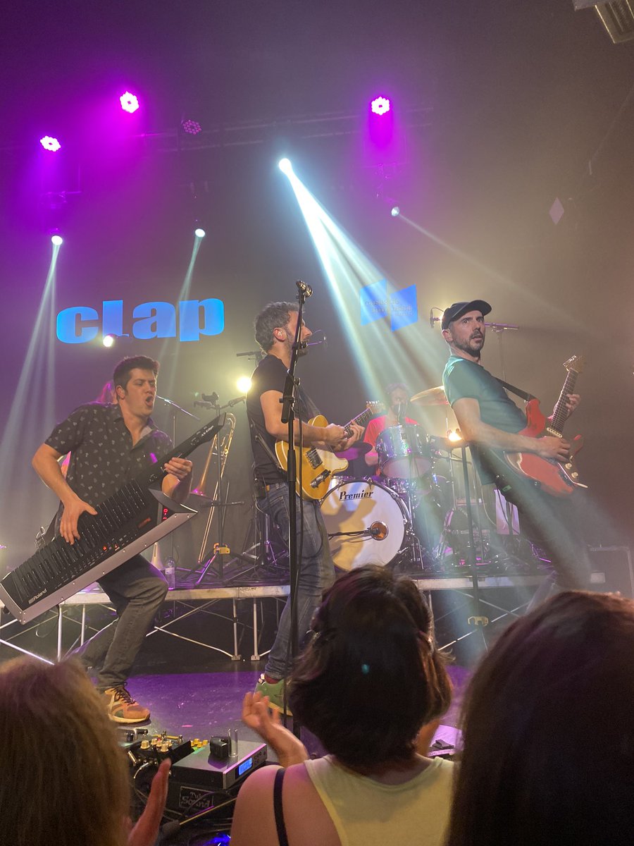 Laia_es's tweet photo. Tornaria a repetir tots i cadascun dels concerts d’aquesta gira. 23 que s’han passat amb un obrir i tancar d’ulls. M’encanten! #elsamicsdelesarts #amicsdelesarts #elsamics
https://t.co/VjzDvsRUjM https://t.co/zrQCilrSUB