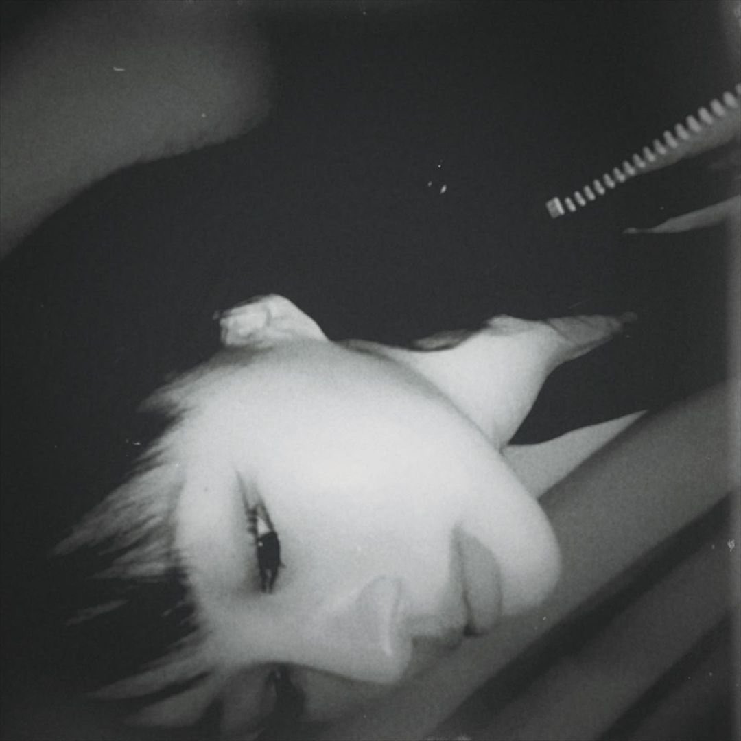 Засыпаю тихо слезы на подушке знаешь. Девушка рыдает в подушку. Не безопасно было тебя влюбляться. Слёзы на подушке картинки. Засыпаю тихо слезы на подушке знаешь.