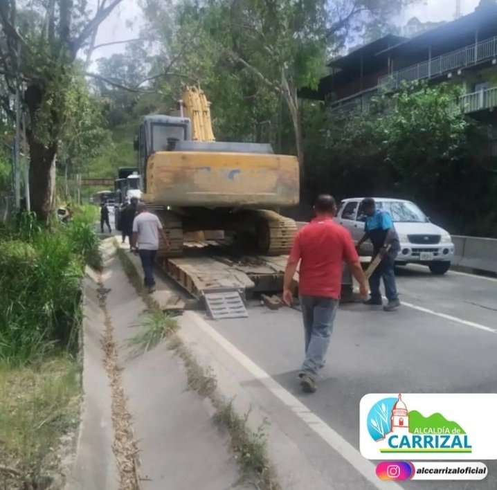 Alc_Carrizal's tweet photo. Alcaldía de Carrizal apoyó a Hidrocapital  con un  lowboy para el traslado de una máquinaria pesada, tipo oruga jumbo, para realizar los trabajos de pepalteamiento, donde se ejecutará el proyecto de aduccion de 12" .

Carrizal: Trabajo y Solución https://t.co/LpfRcFdqWW