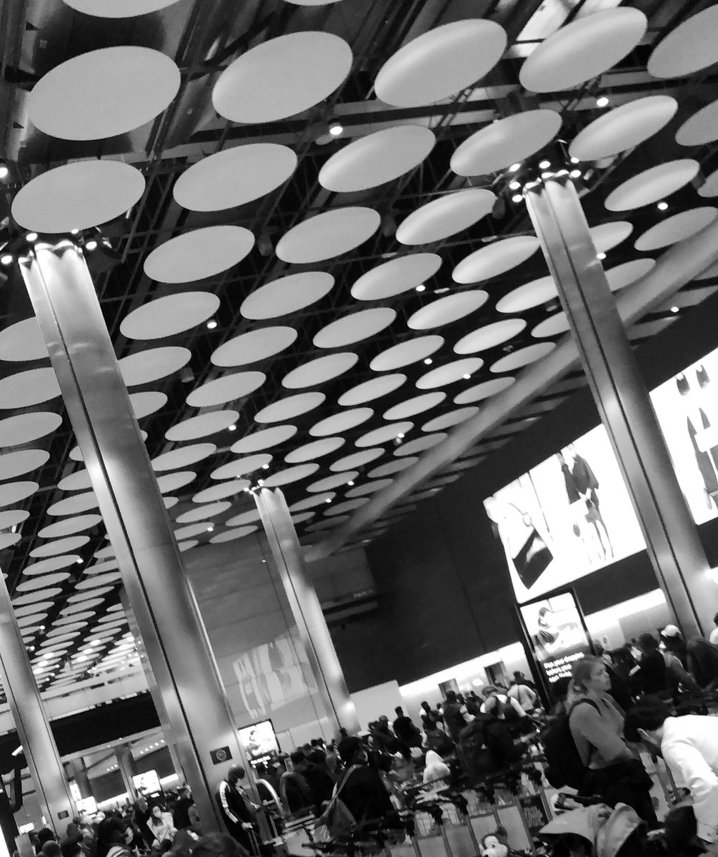 monicadan1's tweet photo. Crazy times at @HeathrowAirport ! After nearly 3 h delay of the flight, another nearly 3h waiting for the luggage!!! Does it suggest anything? Storm aside…. https://t.co/2bX62EqR6B