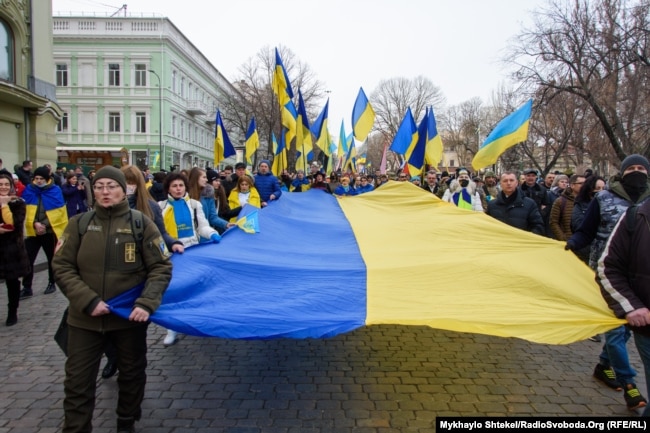 EuromaidanPress's tweet photo. Several thousand residents of Odesa took part in the March of Unity on Feb 20 to demonstrate their unity and readiness to defend the city and the country from any threats. https://t.co/ZSUhAEAjDQ