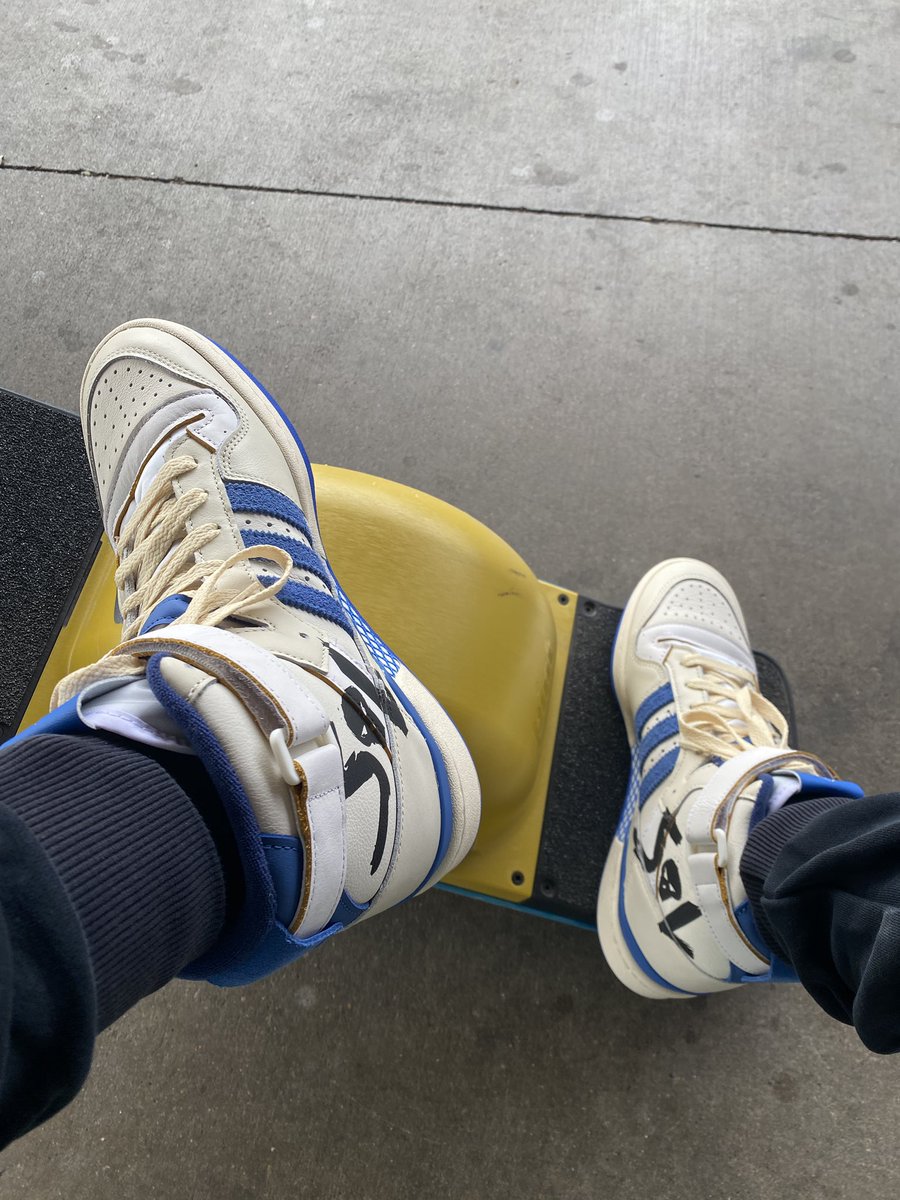 samander12's tweet photo. New #adidas #MarvelsGuardiansoftheGalaxy fits perfect with my #onewheel @RideOnewheel feels like I’m wearing snowboard bindings with these chunky boys 👌🏼🏂 https://t.co/GOvfC9LpRd