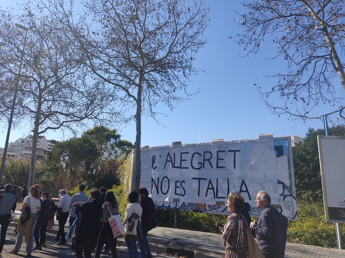 lugaracogedor's tweet photo. Mobilització històrica a #Benimaclet organitzada per @cuidembeni @CSOA_Horta i @EntreBarris
Denunciem:
➡️ Tall de la sèquia de l'alegret
➡️ Repressió política amb 30.000€ multes
➡️ Construcció del PAI (mitjançant el PE).
• AIGUA • TERRA • LLIBERTAT •
#NiPAIniPE 🔥 #MaiPAI https://t.co/2rkQnsI2xF