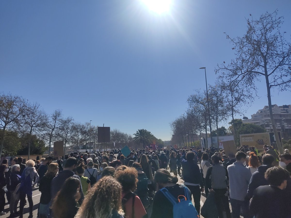 lugaracogedor's tweet photo. Mobilització històrica a #Benimaclet organitzada per @cuidembeni @CSOA_Horta i @EntreBarris
Denunciem:
➡️ Tall de la sèquia de l'alegret
➡️ Repressió política amb 30.000€ multes
➡️ Construcció del PAI (mitjançant el PE).
• AIGUA • TERRA • LLIBERTAT •
#NiPAIniPE 🔥 #MaiPAI https://t.co/2rkQnsI2xF