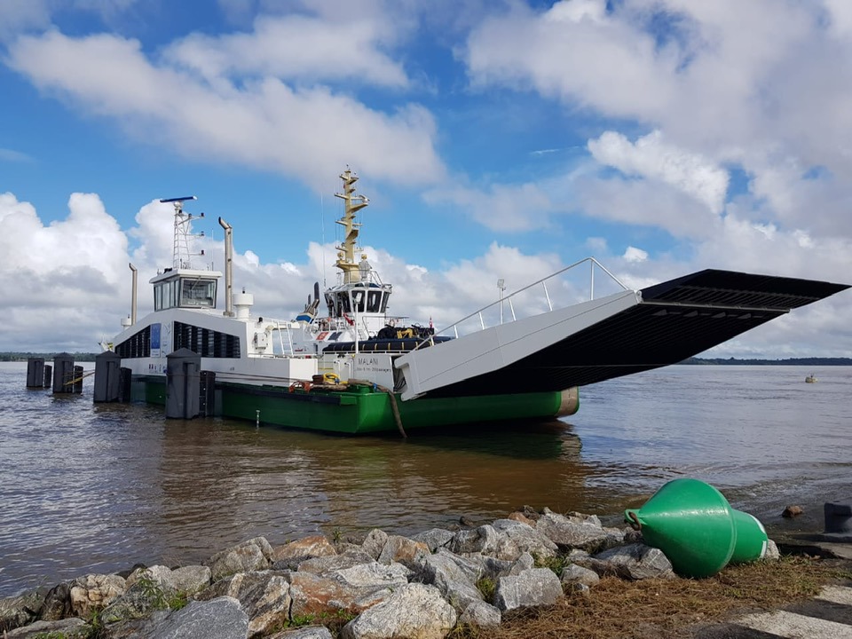 GuyaneActu's tweet photo. #cooperation :  Le Bac transfrontalier  «le #Malani » St Laurent-Albina est désormais sur les rives du Maroni. https://t.co/5OCSqrlLoJ
