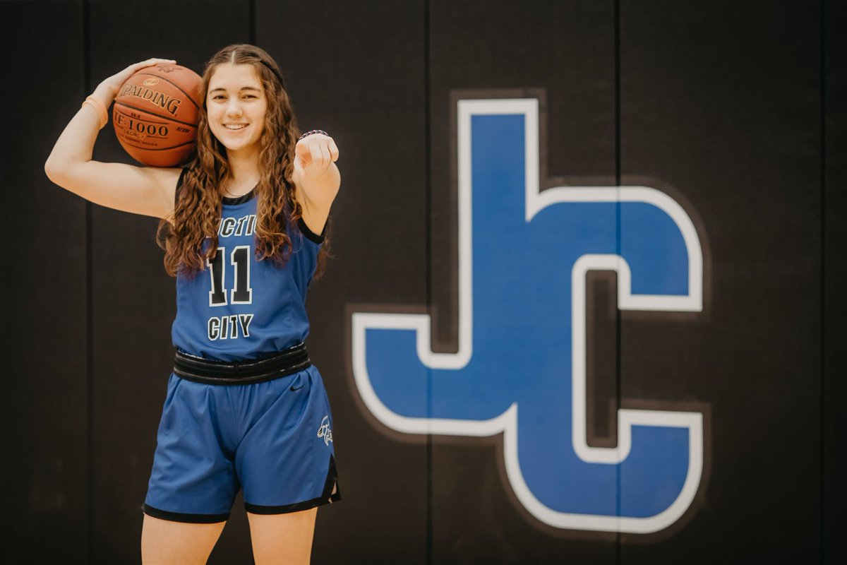 💙Senior Shout Out💙
1️⃣1️⃣ - Jada Nabus

Jada played Lady Jay 🏀 for 4 years.  She can always be counted on as a player and as a teammate.  She has the respect of every girl on our team.  

Lady Jay BB to her

“Being part of a family that takes care of you and looks out for you.”