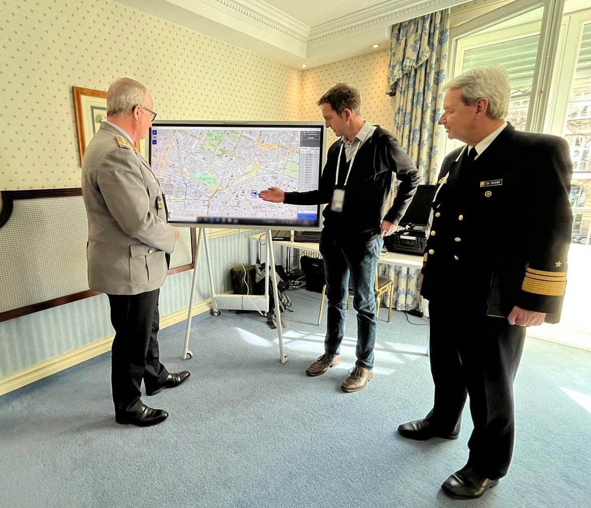 BundeswehrGI's tweet photo. Feldjäger-Einsatzzentrale @MunSecConf: Mit #InspCIR habe ich mich vom erfolgreichen Pilotversuch des Lagedarstellungstools überzeugt. @cirbw unterstützt durch ein gemeinsames Lagebild 💻, damit die #Feldjäger ihrer Sicherheitsaufgabe uneingeschränkt nachkommen können. Klasse! https://t.co/ZXsdO9FwD2