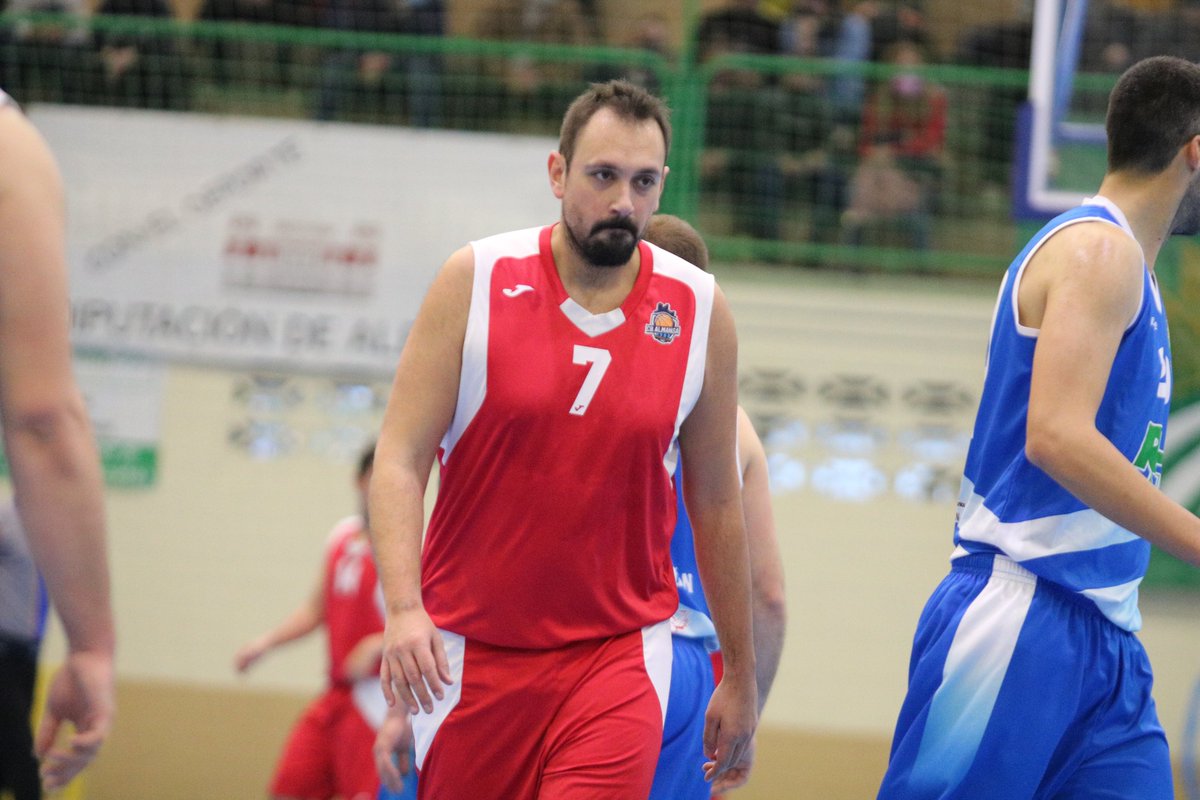 CBAlmansa's tweet photo. ⛹️♂️ #Copa1AutoMasCLM - FINAL
🆚 @ADB_Hellin
🔵 27-39 🔴
⏱ 2C - 2:01
✍ TM en la pista.
#LaFuerzaDelEquipo #JuntosSomosMásFuertes https://t.co/olbC6xJOU7