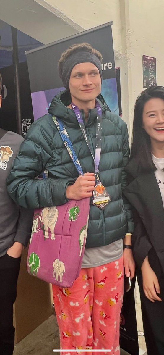 me holding onto my $ETH bags during every dip 💎🙌