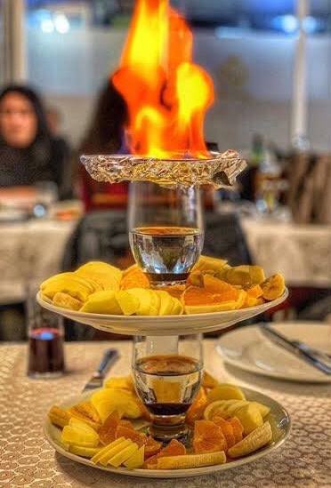 nocontextkafe's tweet photo. masanıza alevli meyve tabağı geldiyse mekanı terk etme vaktiniz gelmistir arka masadaki kuyumcu abi sizi gözüne kestirmis avına usul usul yaklasmaktadır kalkmazsanız birazdan gelip masanıza oturacak https://t.co/VreEBEc7QY