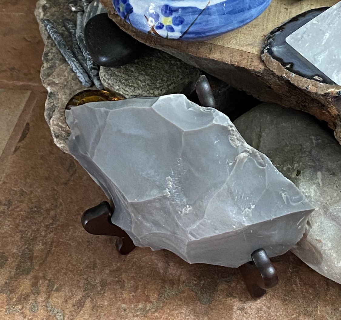 mysticwolf14's tweet photo. Bewildered about events happenin here(like a bad D rated movie ,every1 lost their minds)my guy sends a gift ,flint, perfect ,flint is a gemstone can b napped polished brings courage Positivity confidence and the ability 2 finish your action keeps u on track #BringBacklogic 💟☮️ https://t.co/q2RkIqDTiy