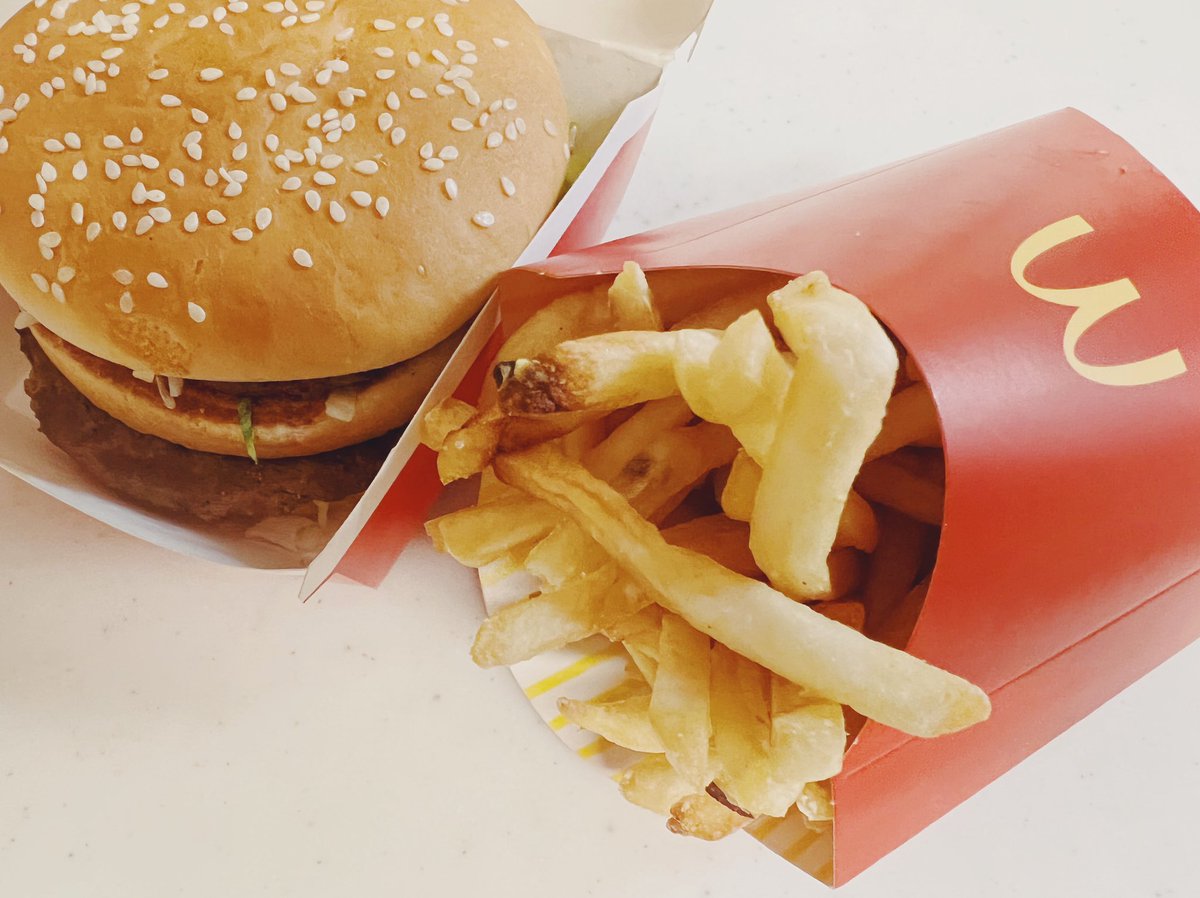 pizzaanddanish's tweet photo. Fuck me! It slipped my mind though it's my name. It's also for you. To eat is very important for your mind. So take it!! 🍔💌 #DancesWithLeos #ChadAlec #LeoGrand https://t.co/aA7He0p18e