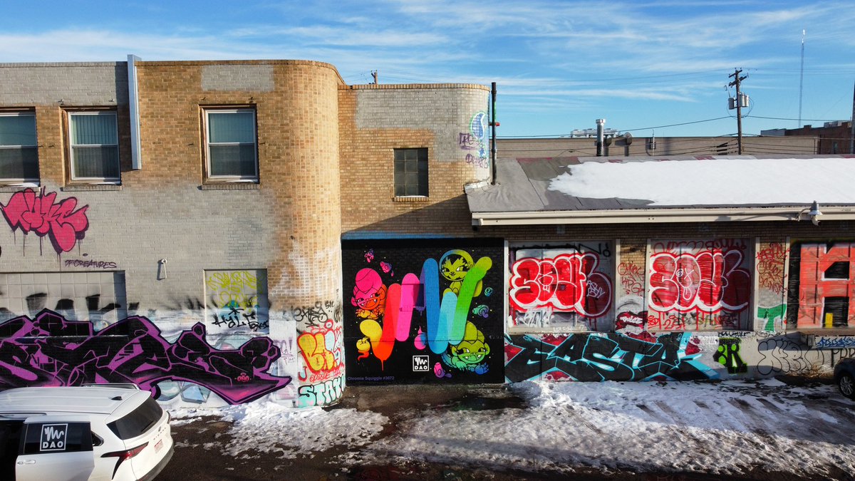 2ripsgawd's tweet photo. GM from the #SquiggleMural at #ETHDenver what a trip, ⛓frens 💚 Denver⛓ @squiggleDAO x @frensHouse x @artblocks_io https://t.co/BMxg0XGcf9