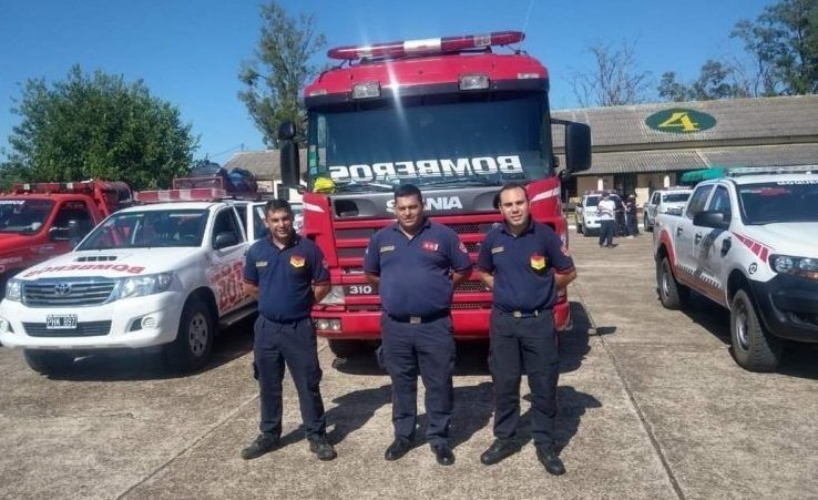 puffy_bernhardt's tweet photo. 🚒 BOMBEROS de SOLANO (QUILMES)
Una dotación del cuerpo de Bomberos Voluntarios de Solano se dirigió a CORRIENTES, para combatir el fuego.
La unidad está compuesta por una brigada forestal y llego el Viernes.
#CorrientesEnLlamas https://t.co/fCFpGwTzz4