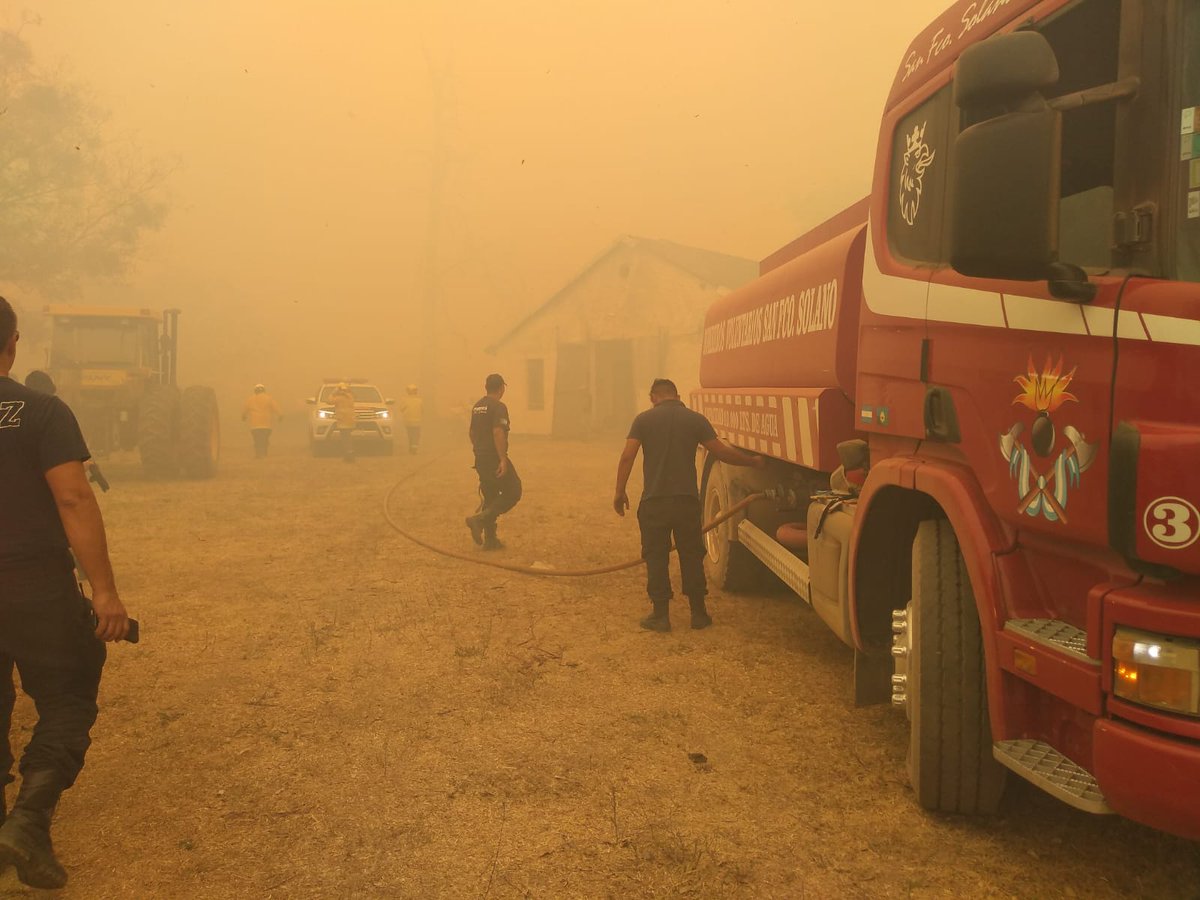 puffy_bernhardt's tweet photo. 🚒 BOMBEROS de SOLANO (QUILMES)
Una dotación del cuerpo de Bomberos Voluntarios de Solano se dirigió a CORRIENTES, para combatir el fuego.
La unidad está compuesta por una brigada forestal y llego el Viernes.
#CorrientesEnLlamas https://t.co/fCFpGwTzz4