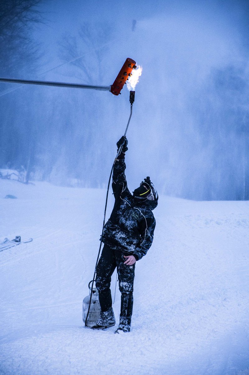 jaypeakresort's tweet photo. An elemental evening with our snowmaking team. https://t.co/qX1z5GIPwx
