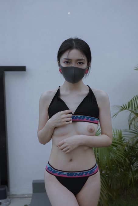 Drown in my eyes 🖤 https://t.co/JLSv2xV1l8