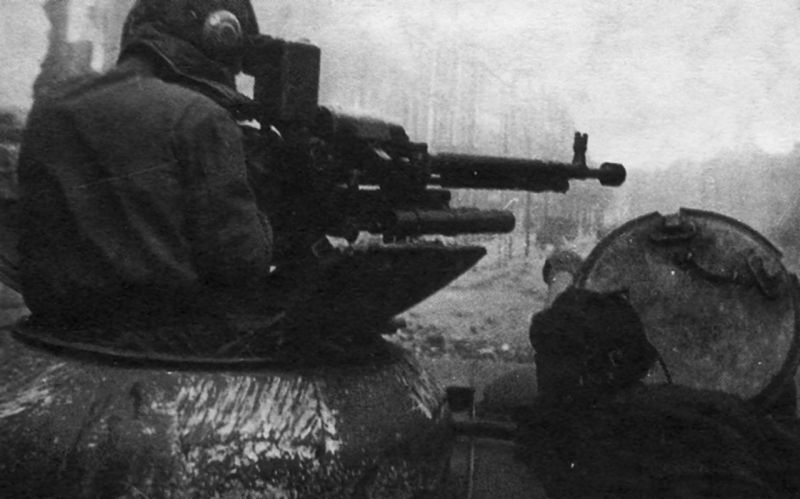 Советские танкисты 62-го гвардейского тяжелого танкового полка в уличном бою в Данциге. Установленный на танке ИС-2 крупнокалиберный пулемет ДШК используется для уничтожения солдат противника, вооруженных противотанковыми гранатометами.28 марта 1945 года
Автор Петр Бернштейн