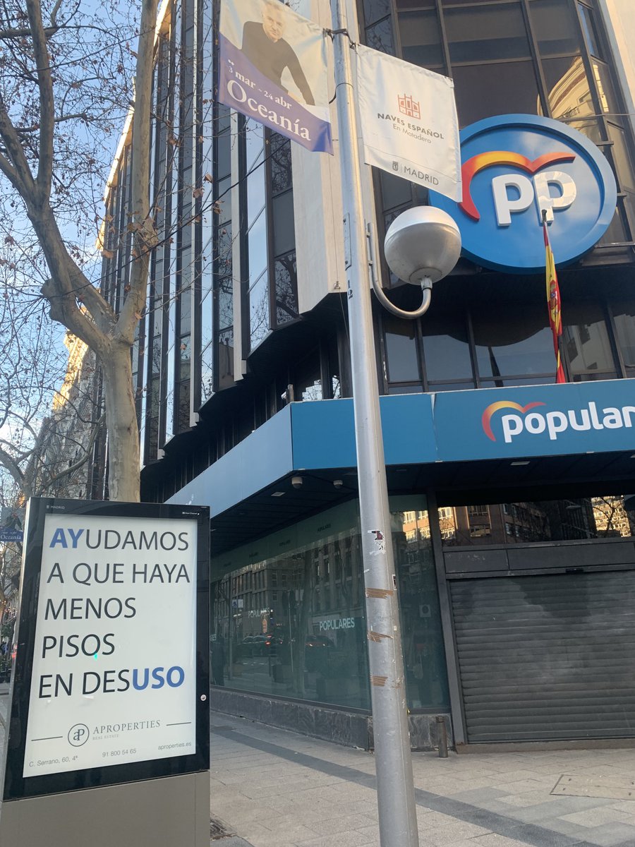 JorgeBustos1's tweet photo. El troleo de esa marquesina entra ya en la leyenda. https://t.co/jMGVqpbApn