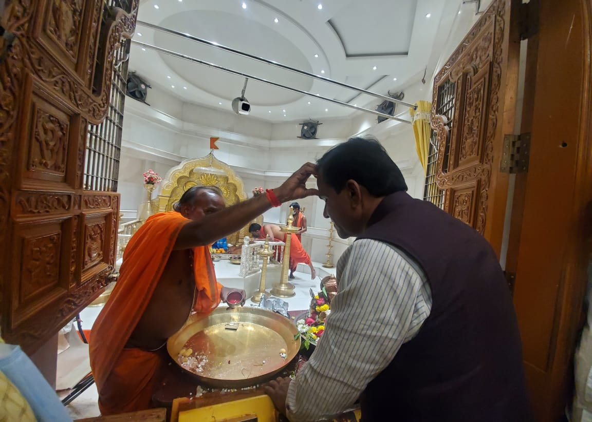 raosahebdanve's tweet photo. राजूर येथिल श्री महागणपती संस्थान मंदिरात आज संकष्टी चतुर्थीच्या पर्वावर पुजन करुन दर्शन घेतले. https://t.co/G9IGPREzPi
