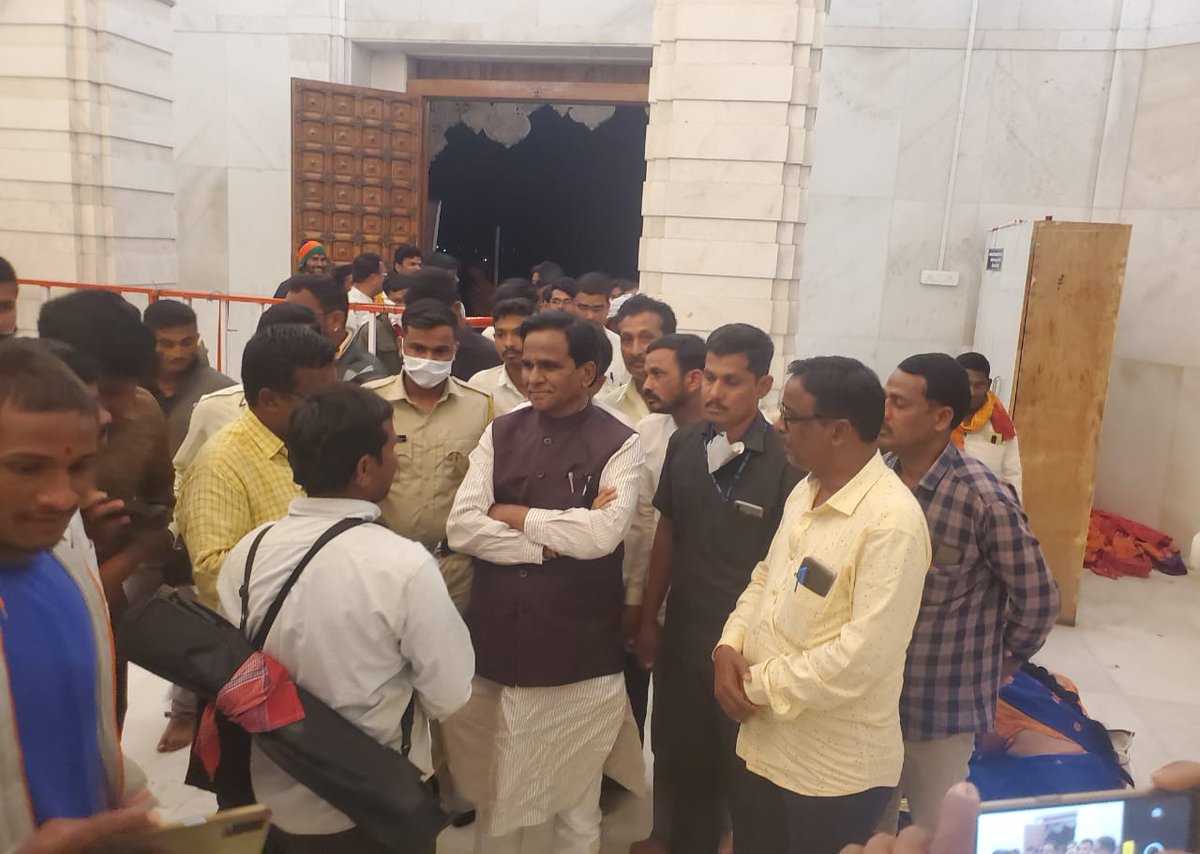 raosahebdanve's tweet photo. राजूर येथिल श्री महागणपती संस्थान मंदिरात आज संकष्टी चतुर्थीच्या पर्वावर पुजन करुन दर्शन घेतले. https://t.co/G9IGPREzPi