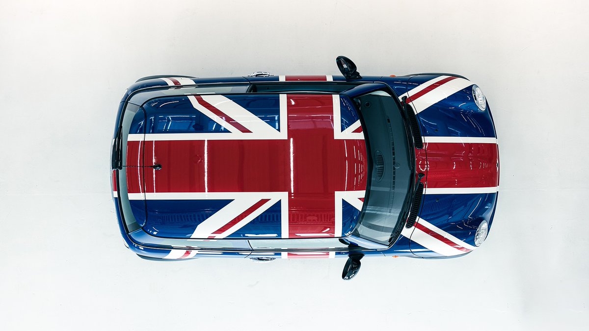 MINIUK's tweet image. Tell us you’re a Britpop icon without telling us. 😎 #YeahBaby
 
#AustinPowers #MINIIcons #MINI #LFW #LondonFashionWeek