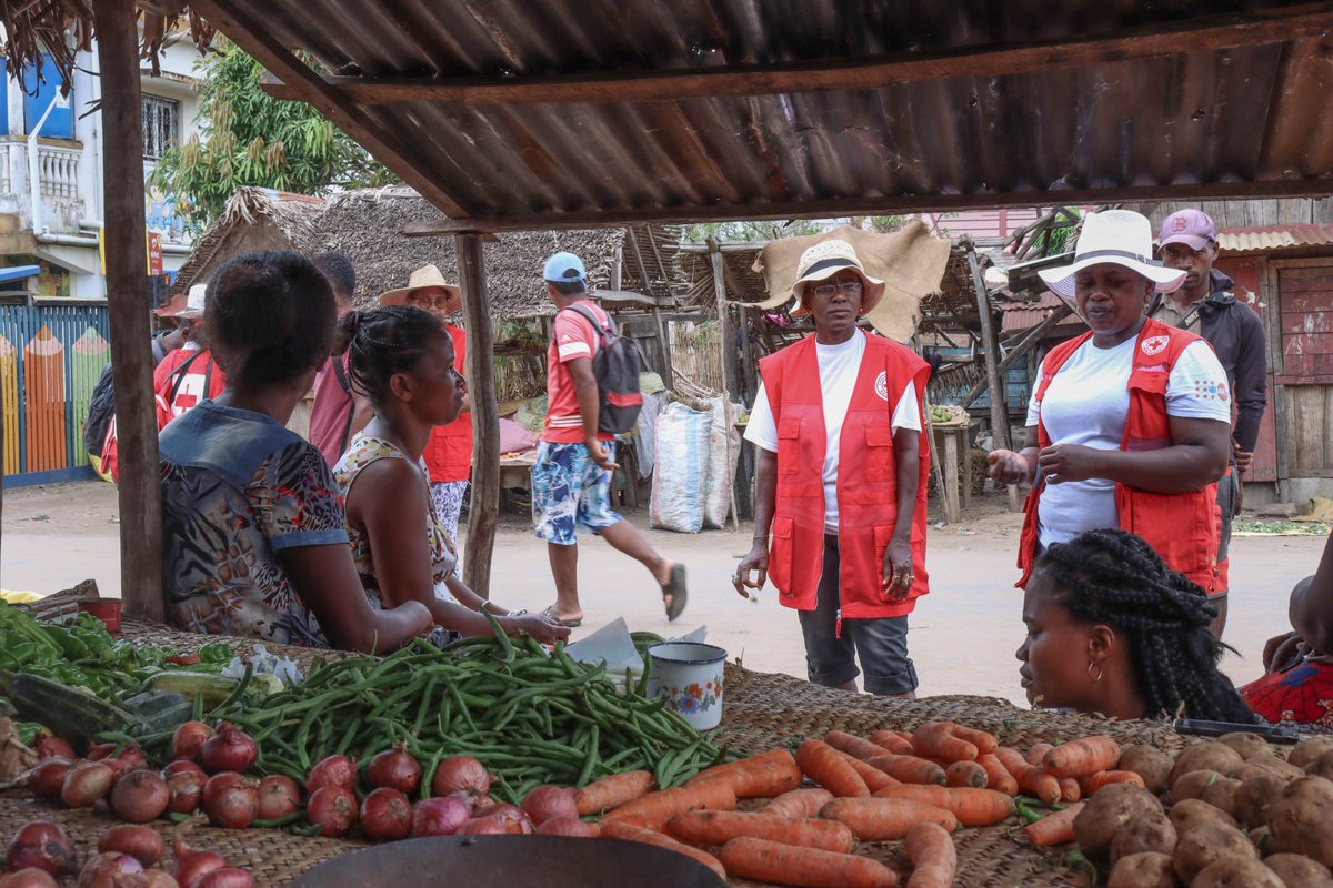 In the district of Mananjary, #Madagascar, the population is still reeling from the impact of #CycloneBatsirai, yet they must now prepare for the arrival of cyclone #Emnati. 

<a href="/MadaRedCross/">Malagasy Red Cross</a> teams are sensitizing the communities on how to stay safe as the storm approaches.